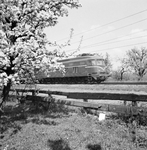 151005 Afbeelding van een electrische locomotief uit de serie 1000 van de N.S. in de omgeving van Geldermalsen.